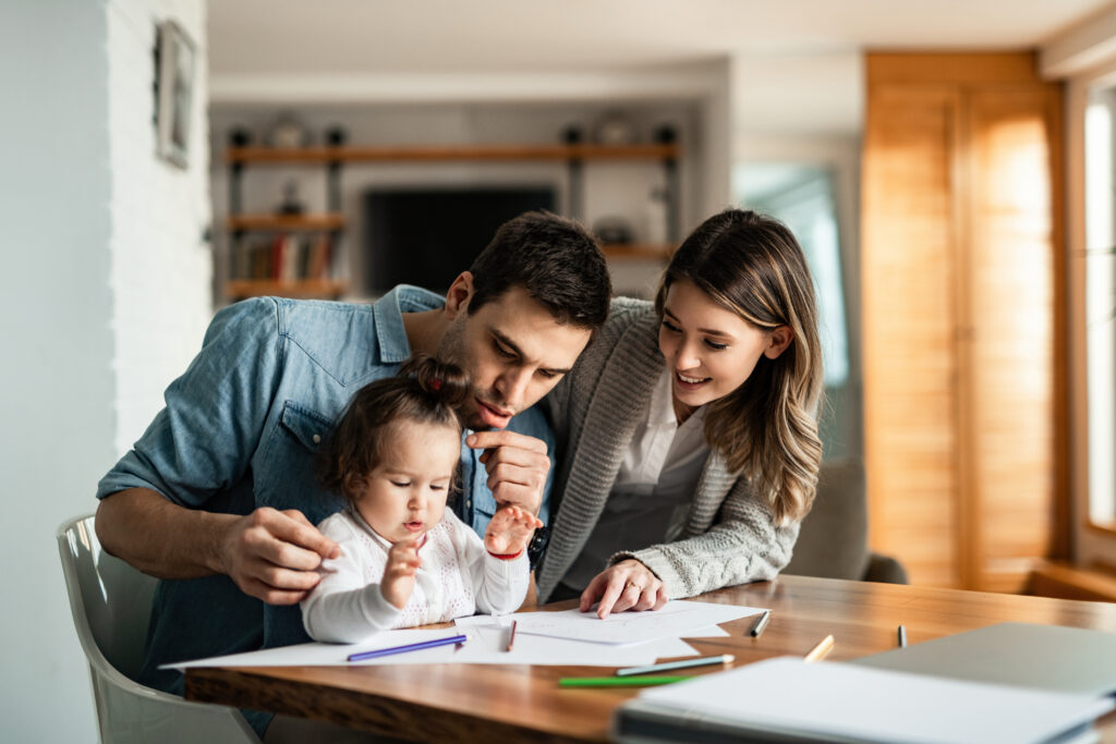 Familia planeando su futuro hogar en Temozón Norte