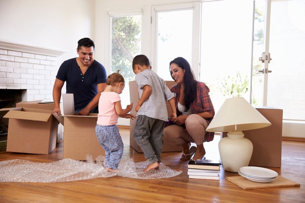 Familia en su nuevo hogar en Temozón Norte